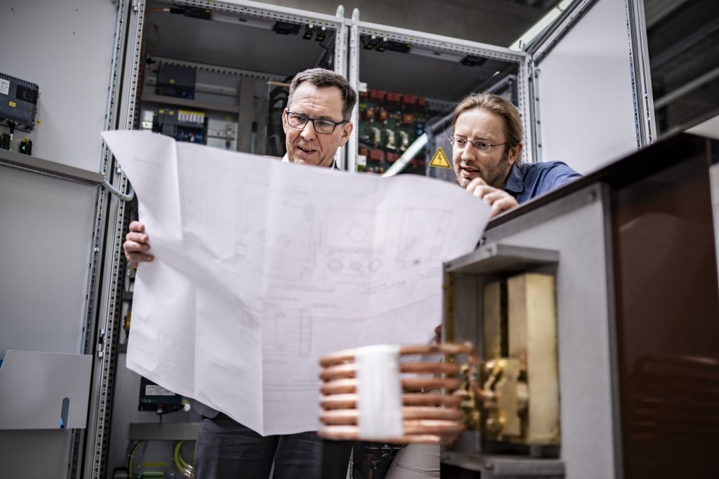 Zwei Entwickler über Plan gebeugt
