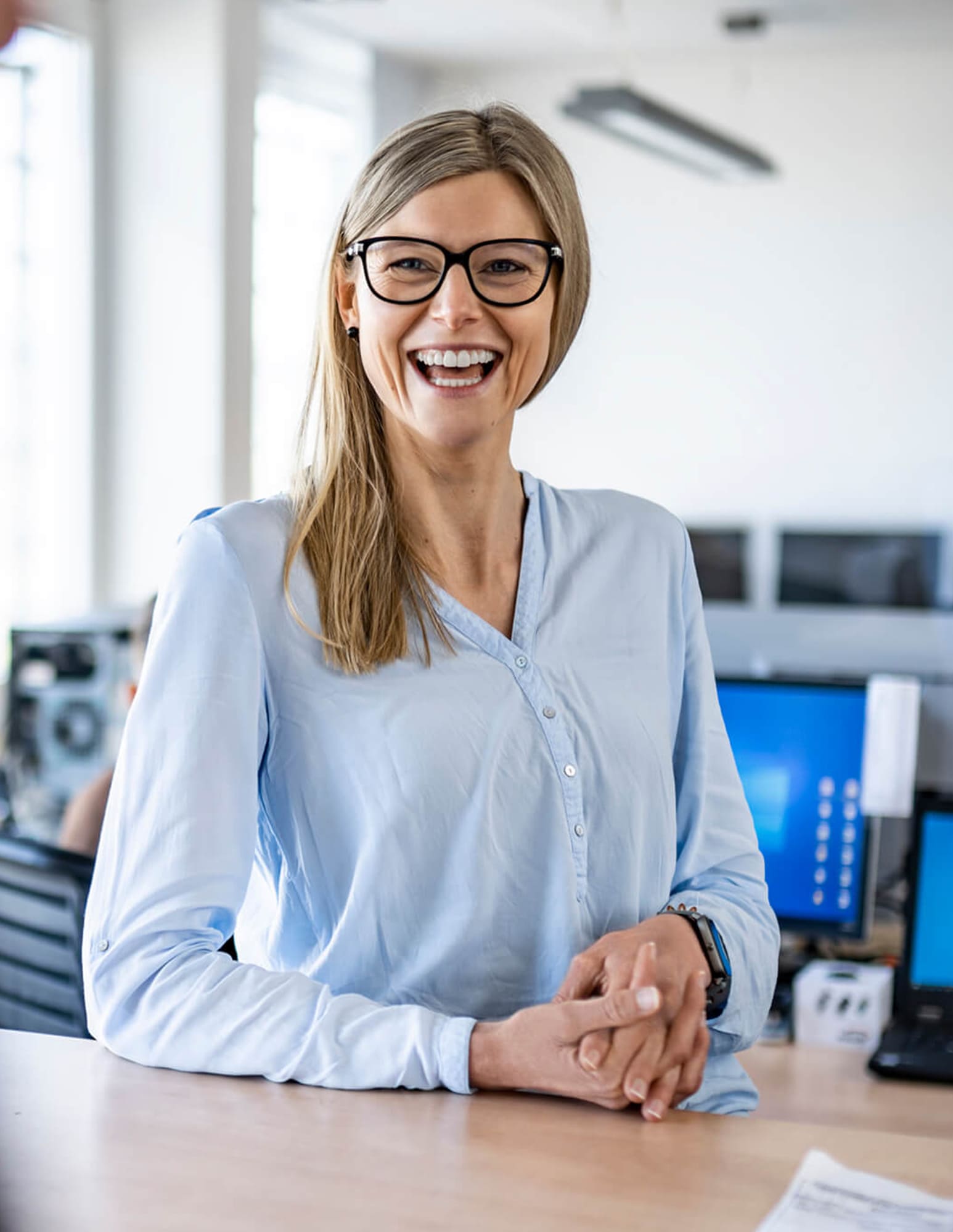 Jeune femme souriante
